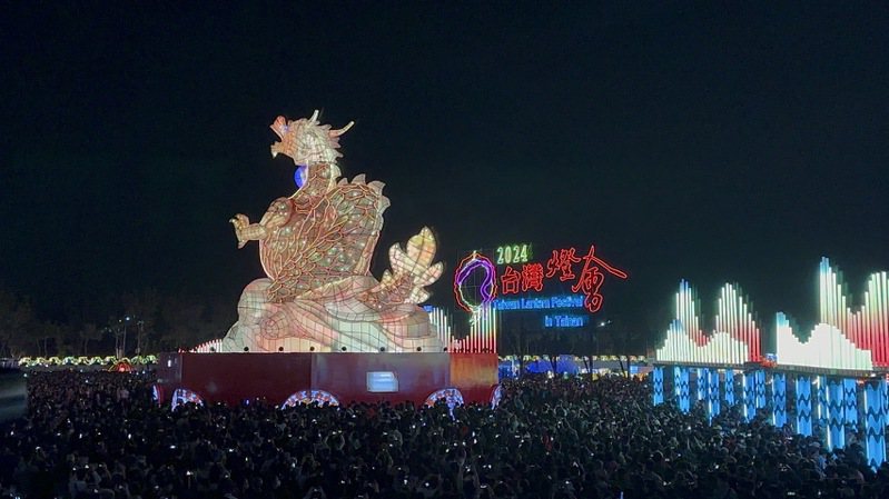 2024台灣燈會在台南，主燈「龍來台灣」昨晚啟燈，統計超過百萬人次共襄盛事。記者李文德／攝影