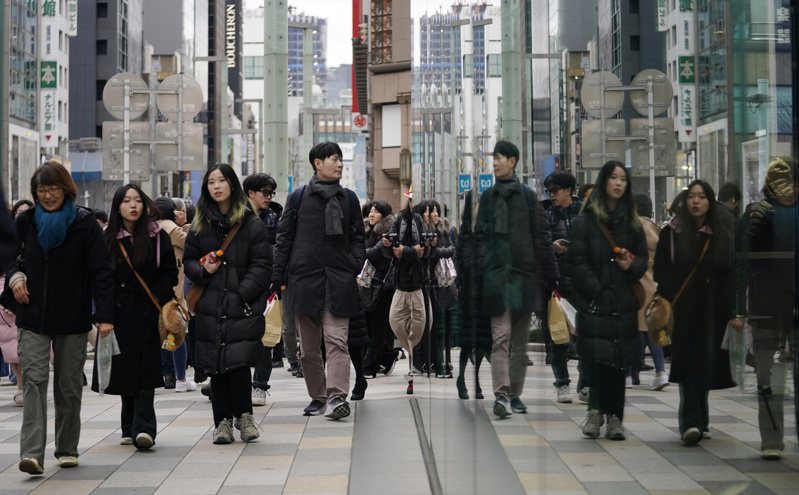 日本匯率下跌帶動觀光產業和非日籍觀光客回流，東京銀座鬧區街頭可聽見各國語言此起彼落。（圖／歐新社）