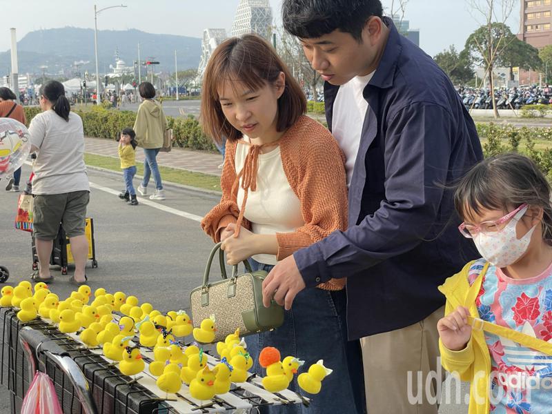 黃色小鴨熱潮讓周邊商品熱賣，許多攤販大賺一筆。記者蔡世偉／攝影