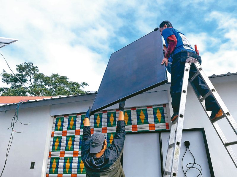 荒野保護協會在花蓮2家小學堂的屋頂建置太陽能板，1年可發1萬多度電。圖／荒野保護協會提供