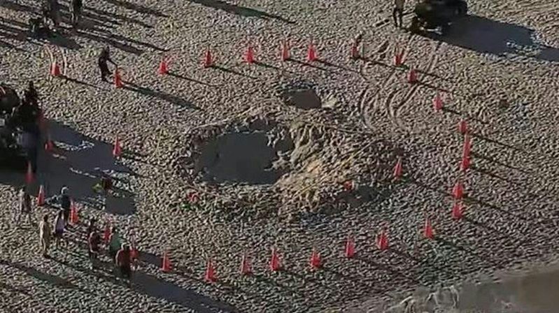 美國佛羅里達州在一處海灘2024年2月20日一對兄妹玩耍時，挖了一個大沙坑，豈料它突然倒塌並掩埋兩人。
