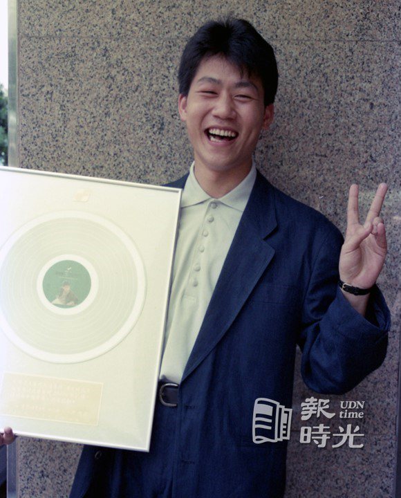 飛羚唱片公司老闆劉益清，致贈白金唱片給旗下歌星羅時豐。圖／聯合報系資料照(1988/07/05  何福慶攝影)