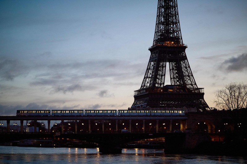 巴黎奧運蹚塞納河「渾水」，細菌汙染恐礙游泳賽事。 法新社