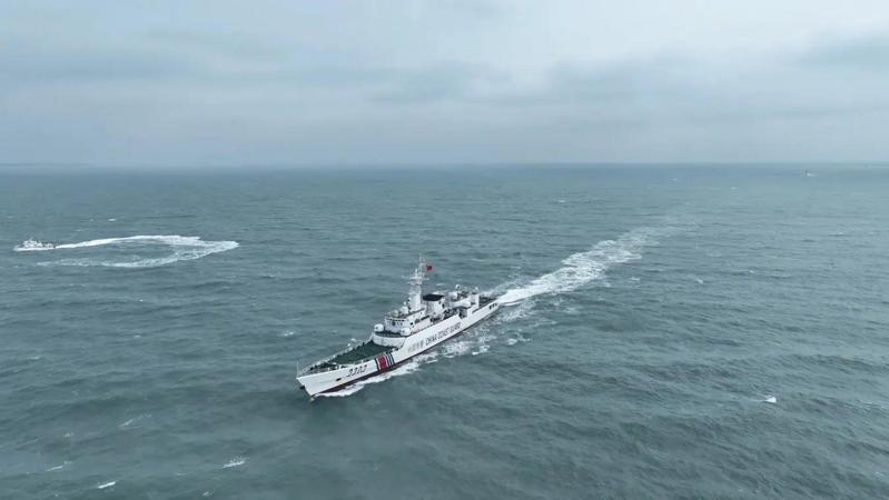 大陸25日公布一組福建海警艦艇25日進入金門附近海域巡查的照片，其中這張相片中間大型艦艇為大陸海警，左上角為我海巡艦艇。（圖／取自《中國海警》微信公眾號）