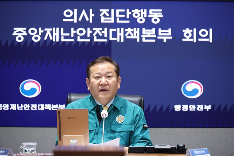 南韓醫界罷工邁入第七天，眼見醫療人力嚴重吃緊，起初堅決不讓步的南韓政府26日態度放軟，其內政部長李相民表示，只要實習醫生在月底29日返回工作崗位便既往不咎。歐新社