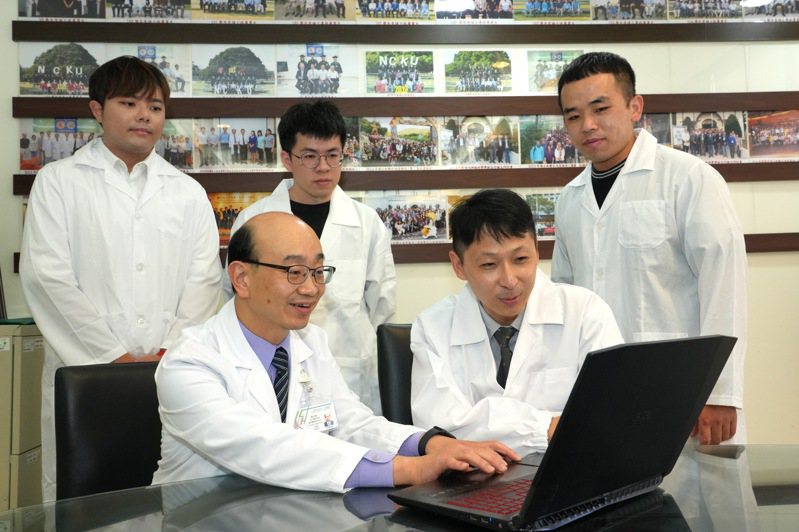 蘇文彬教授（前左）、黃志嘉教授（前右）指導學生研究。圖／研究團隊提供