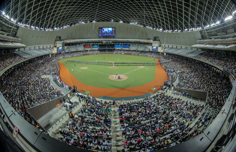 日本職棒讀賣巨人隊與台灣職棒的中信兄弟、樂天桃猿，本周末在台北大巨蛋舉辦交流賽。圖／聯合報系資料照