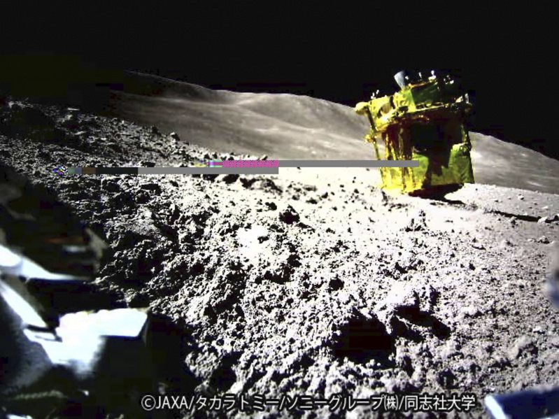 由月球車LEV-2在月球表面拍攝的日本登月器SLIM；圖由日本宇宙航空研究開發機構（JAXA）等單位提供。美聯社