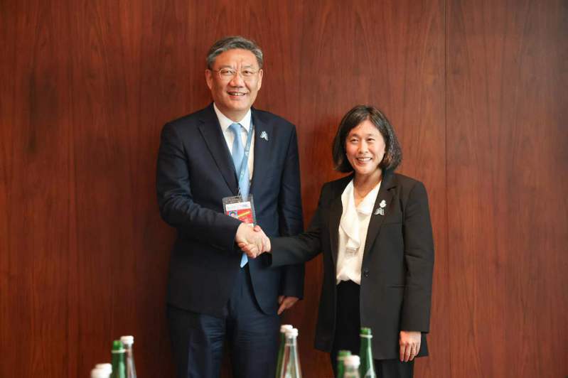 大陸商務部長王文濤（左）26日會見美國貿易代表戴琪，這是雙方經貿官員最新一次會面。（圖／取自大陸商務部官網）