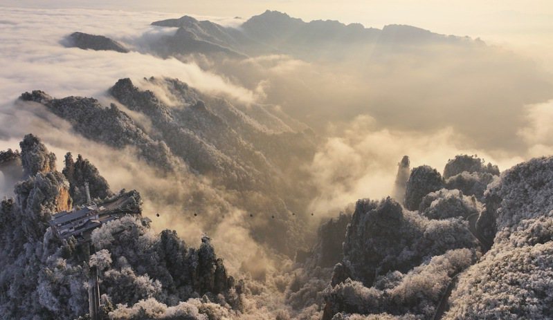 今年1月南韓旅客赴中國人數大增908%，而張家界最受青睞，「人在張家界，卻被韓國人包圍」的詞語還曾上熱搜。圖為湖南張家界國家森林公園，天子山拍攝的雪後雲霧景色。新華社