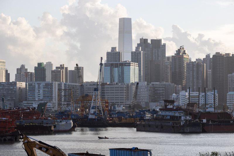 香港差餉物業估價署今天公布，今年1月香港房價指數跌至306.4，創下2016年10月以來新低，且較去年12月下跌約1.6%，跌幅擴大，是連續9個月下跌。歐新社
