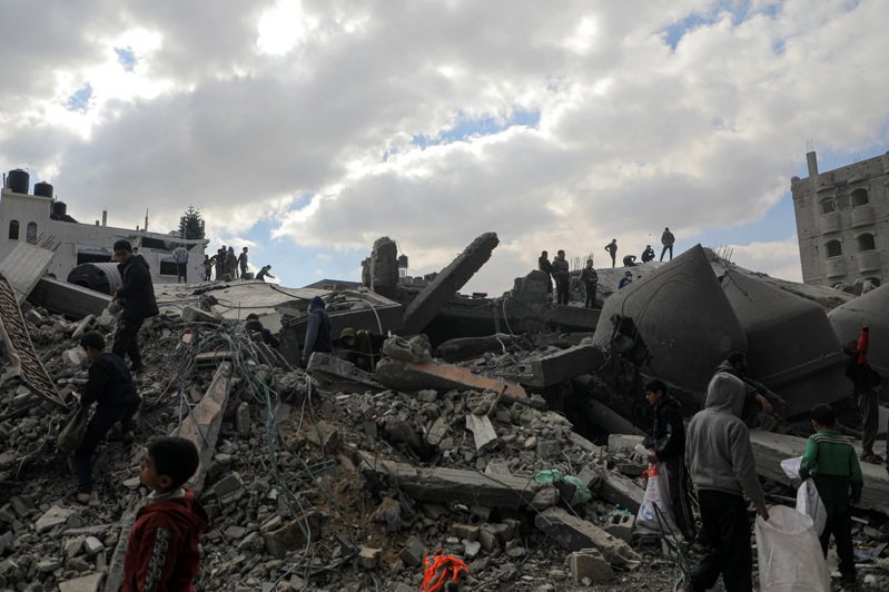 以色列22日對加薩走廊南部發動空襲，拉法建築遭摧毀。(新華社)