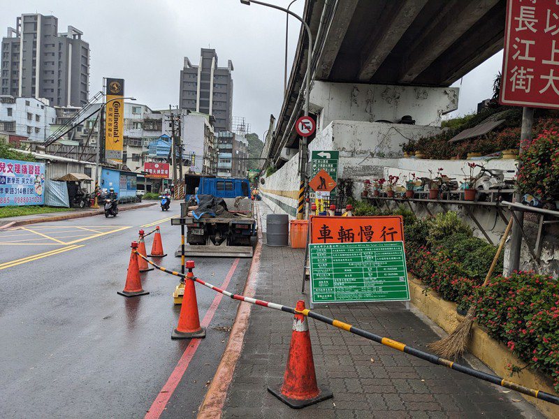 汐止區汐萬路一段緊鄰長江街人行道鋪面進行更新，讓行人有更優質的通行環境。 圖／觀天下有線電視提供