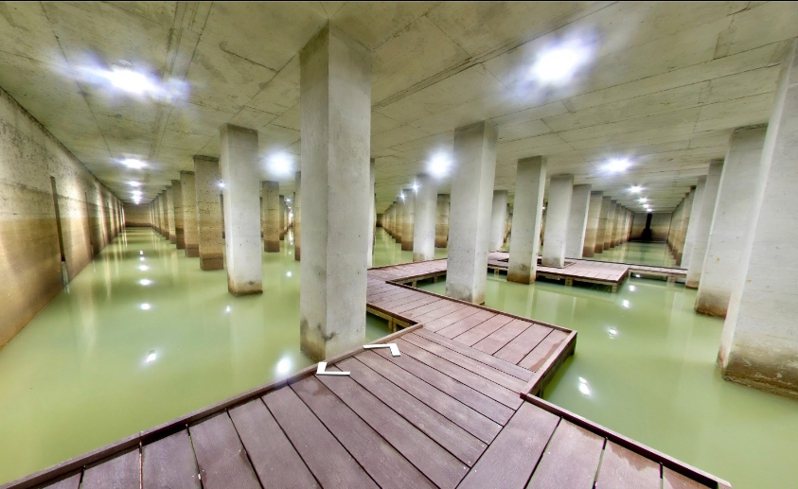 龍山埤塘生態公園的滯洪池在地表下，被稱為「地下神秘宮殿」，水務局今年除了開放預約參觀登記，也提供虛擬畫面讓民眾可以上網欣賞。圖／桃園市水務局提供