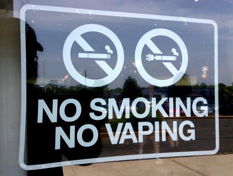 英國與紐西蘭政府都立法禁止兒少吸食電子煙。（Photo by Mike Mozart on Flickr under C.C. License）
