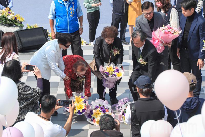 台中市府今日舉辦和平紀念追思會，盧秀燕與受難者家屬一起施放和平鴿氣球，並在紀念碑前獻花。記者余采瀅／攝影