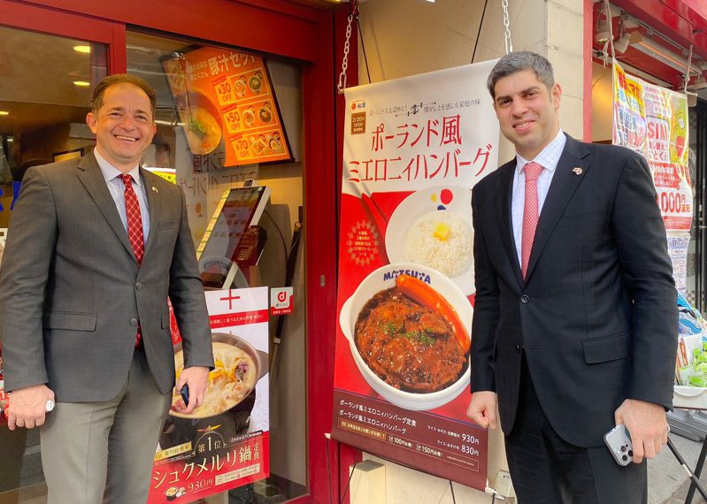 駐日喬治亞及波蘭大使近來造訪連鎖店「松屋」用餐，引起一陣話題。圖擷自松屋官方X