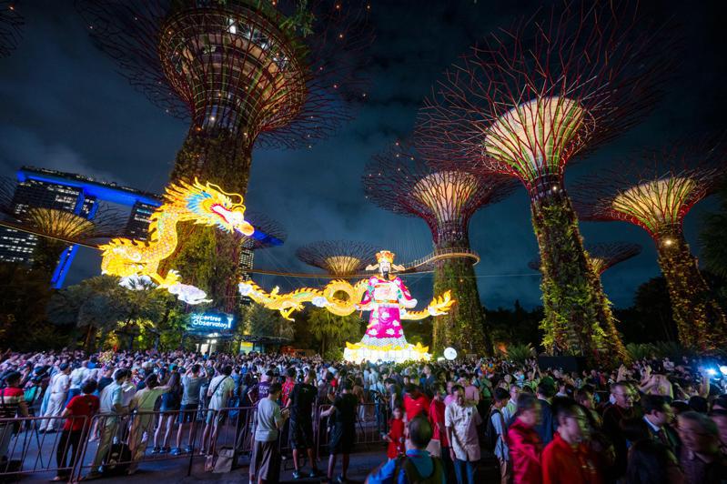 入境免簽吸引不少大陸遊客今年春節前往新加坡旅遊，圖為春節期間新加坡濱海灣花園布置的綵燈。（新華社）