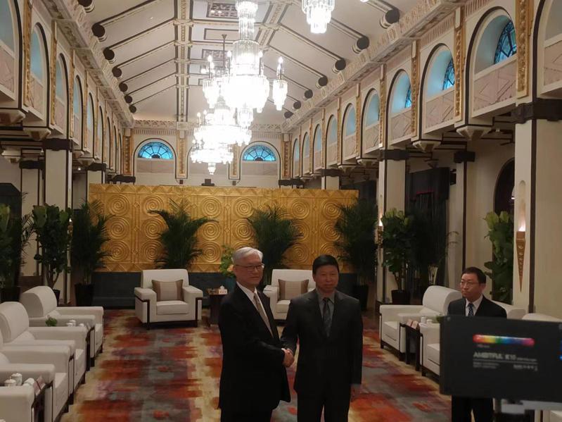 國民黨副主席夏立言（左）29日傍晚在上海和平飯店與大陸國台辦主任宋濤會面，在兩岸關係緊繃之際，引起關注。記者黃雅慧／攝影