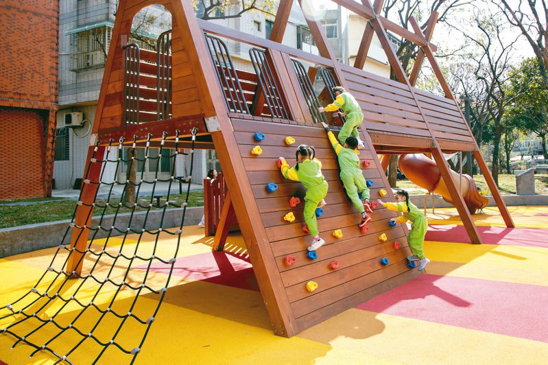 新竹市東光公園昨天翻新啟用，吸引孩子攀爬遊戲。圖／竹市府提供