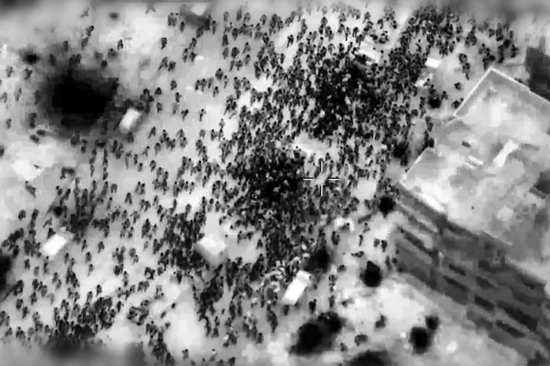 以軍公布卡車周圍人群的空拍畫面，顯示擁擠及衝撞事件的發生，但沒有槍擊。法新社