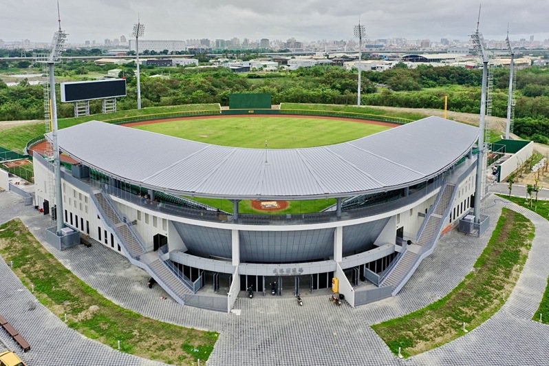 亞太棒球村可容納2萬5千個座位，是全國最大的室外棒球場，即將在今年9月完工。圖／台南市工務局提供