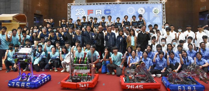 國際最高等級高中機器人競賽FRC，3月起在各區域陸續登場，今年由建國中學、北一女中、成功高中、麗山高中、南港高工等5校組成「Team Taipei」，前往各地參賽，北市教育局今舉辦授旗典禮，更補助237萬元競賽經費。記者洪子凱／攝影