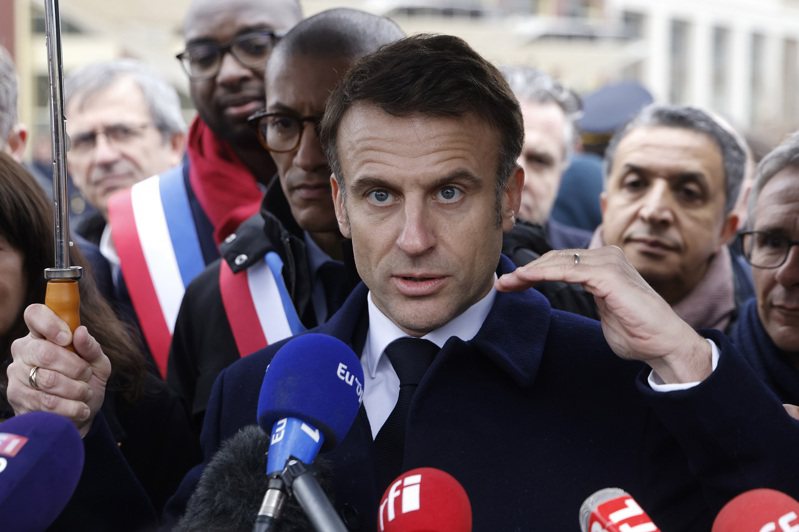 法國總統馬克宏2月29日在官員簇擁之下，出席巴黎聖德尼的奧運選手村落成典禮。美聯社