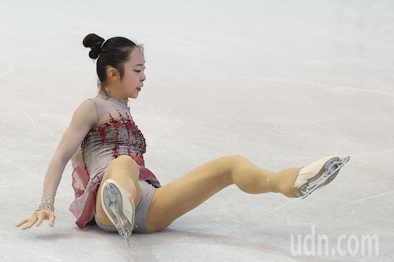 2024年世界青年花式滑冰錦標賽今天於台北小巨蛋進行女子長曲比賽，我國選手蔡玉鳳過程中出現跌倒的狀況導致扣分。記者葉信菉／攝影