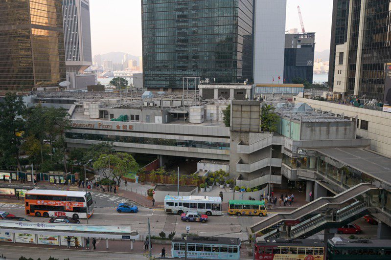香港特區政府發展局公佈2023/2024年度賣地計劃，有12幅住宅用地，涉及約9120個單位，商業用地有3幅，最大一幅地位於金鐘廊。圖為金鐘廊街景。   中新社