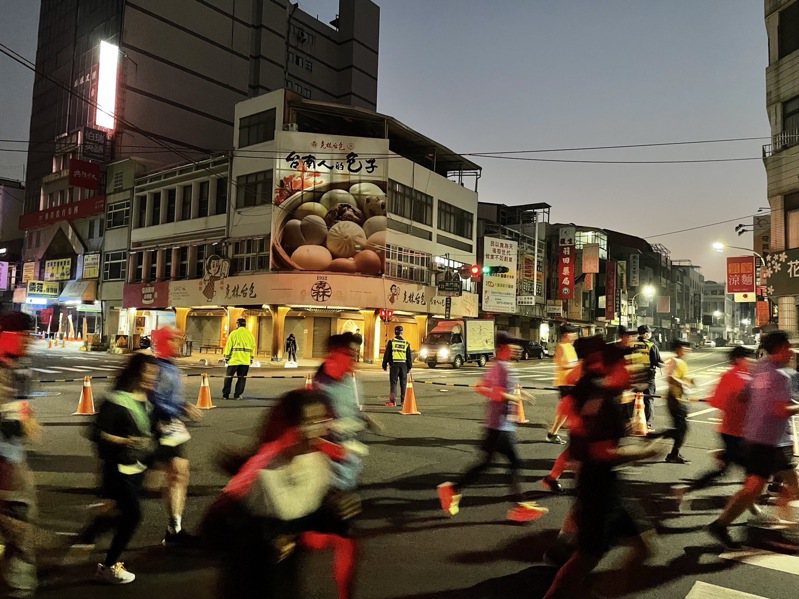 2024台南古都國際半程馬拉松將於明天上午5時30分起在台南市府永華市政中心集合開跑。圖／讀者提供