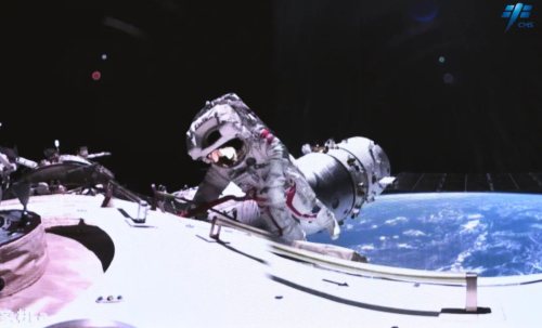 大陸神舟十七號第二次出艙活動於2日下午1點32分順利結束，完成了天和核心艙太陽翼維修工作。這是大陸太空人首次完成在軌道太空船艙外設施的維修任務。（取自中國載人航太工程網）