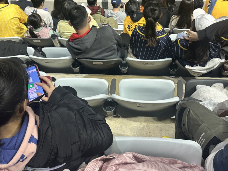 「讀賣巨人軍90周年紀念台灣試合」今天在台北大巨蛋開打，根據統計現場共計3萬7890人，而今天整日陰雨寒冷，但巨蛋室內球場竟「下起小雨」，波及觀眾。圖／讀者提供