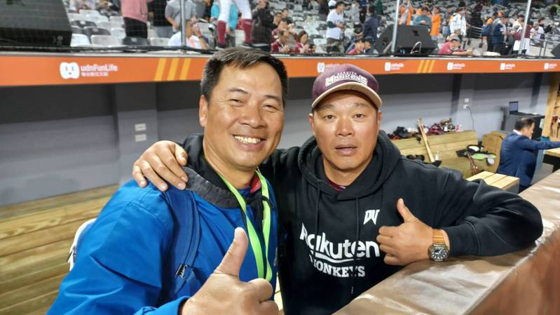 陳瑞昌（左）、陳瑞振在台北大巨蛋開心合影。記者藍宗標／攝影