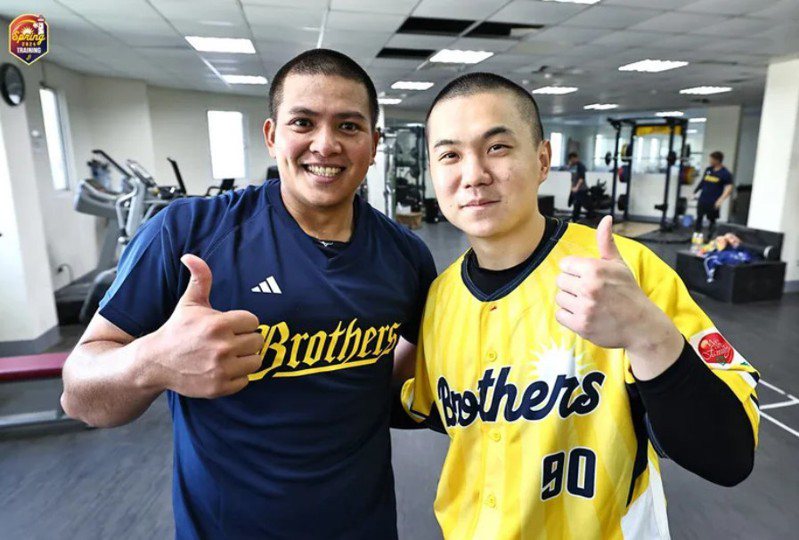 中信兄弟隊江坤宇(右)與黃恩賜在休賽季去當兵。中信兄弟提供