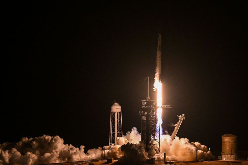美国太空探索科技公司（SpaceX）的「猎鹰9号」火箭今晚从美国佛罗里达州发射升空，载运3名美国太空人和1名俄罗斯太空人前往国际太空站，执行为期6个月任务。法新社(photo:UDN)