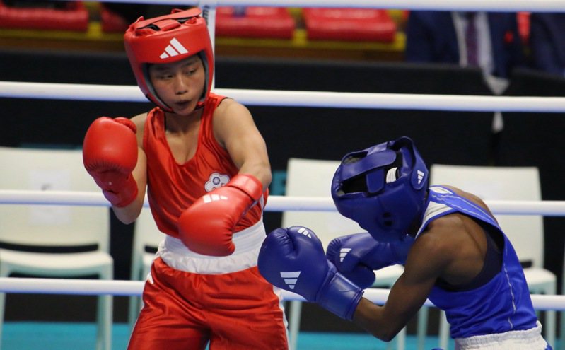 中華隊18歲女將郭怡萱（左）奧運資格賽闖過頭關。圖／中華民國拳擊協會提供
