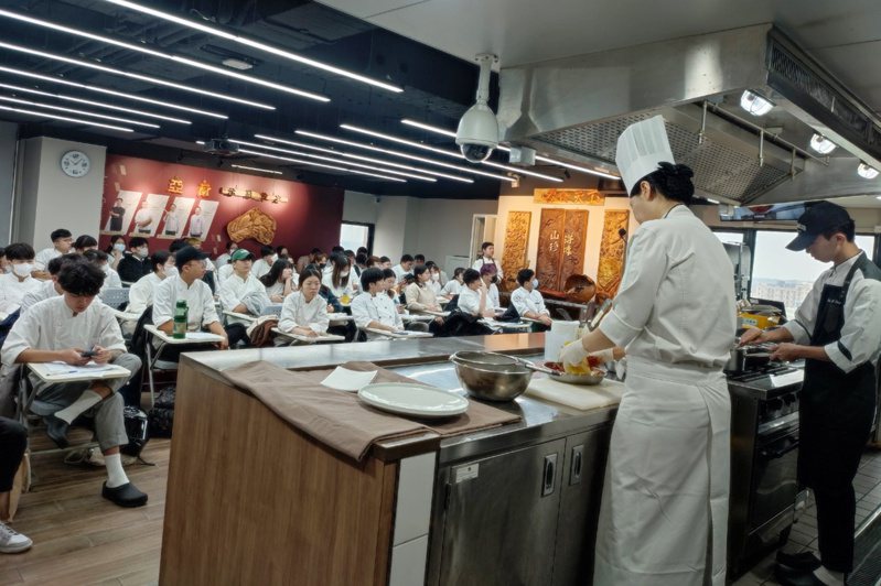 又松大學國際餐旅系教授金慧珍（右一）示範正宗泡菜、飯捲製作方法。圖／弘光科大提供