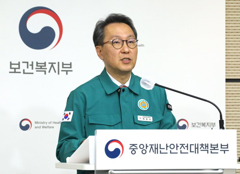 南韓規畫擴招醫學院名額引發醫師團體反彈，實習醫生罷工行動邁入第14天，對此保健福祉部祭出最新反制手段，揚言已展開撤銷約7,000名實習醫生執照的程序，警告「一旦吊銷就回不去了」。歐新社