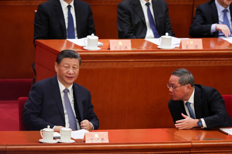 總理李強（右）和國家主席習近平（左）。路透社