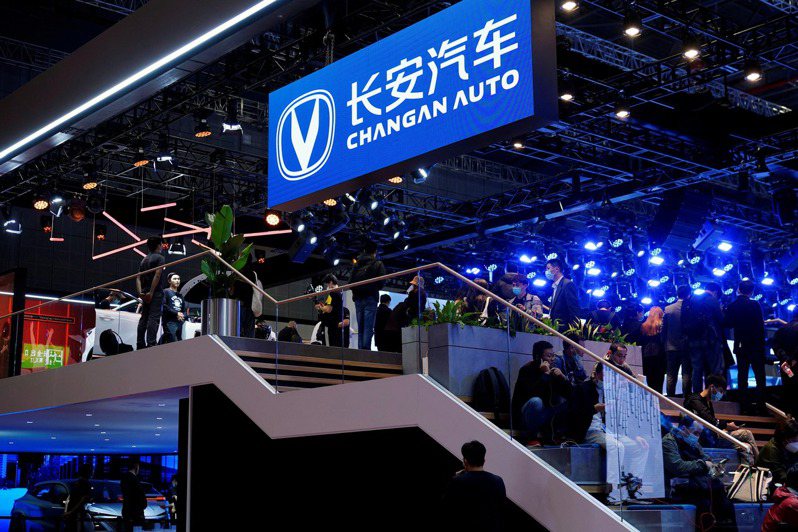 長安汽車董事長朱華榮表示，2024年大陸汽車市場「沒有最捲只會更捲」，新能源淘汰賽將進一步加速，未來幾年80%的品牌將倒閉。路透社