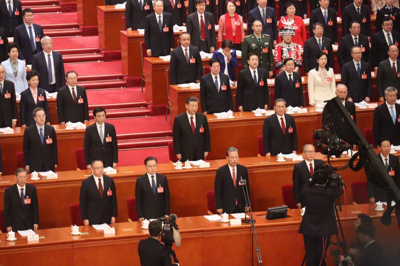 中共軍費2024年仍將成長7.2%。圖為中共領導人出席5日人大會議。（記者廖士鋒／攝影）