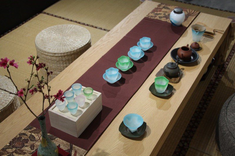 近年來晶瑩剔透、色彩斑爛的玻璃茶具為茶席文化帶來不一樣的品茶感受。圖／竹市府提供