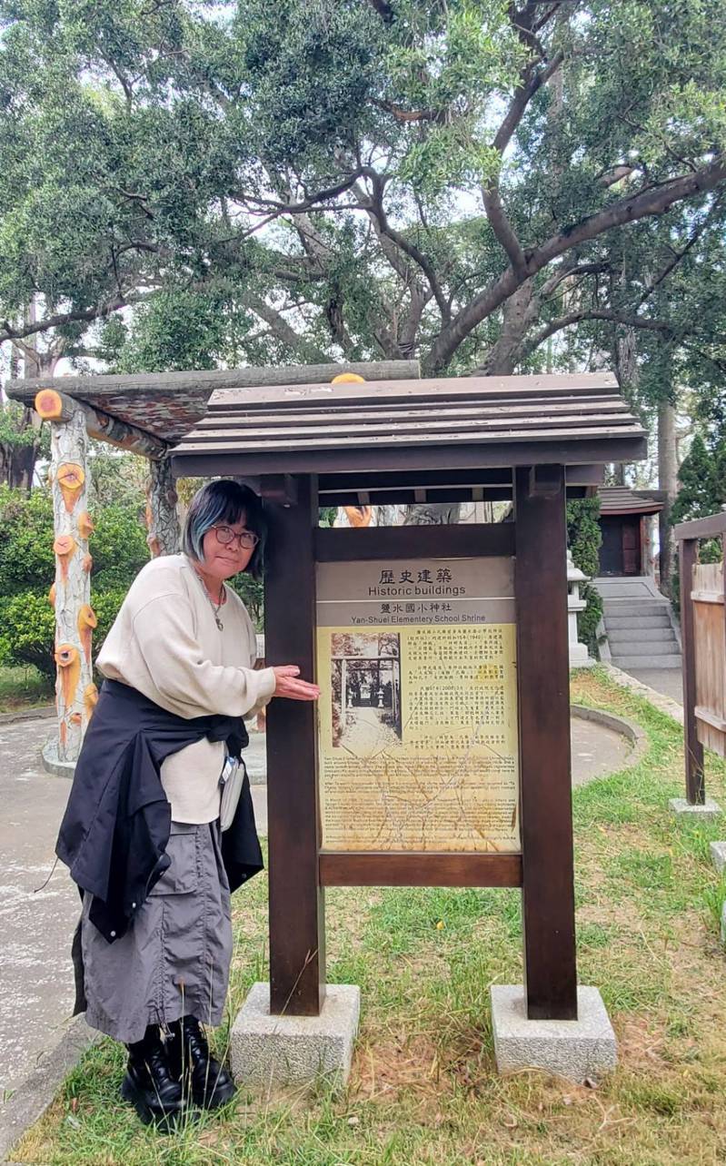 來自日本的宮崎留美子昨一償宿願拜會鹽水國小，隨後參拜校園內的鹽水神社。圖 ／王惠足提供