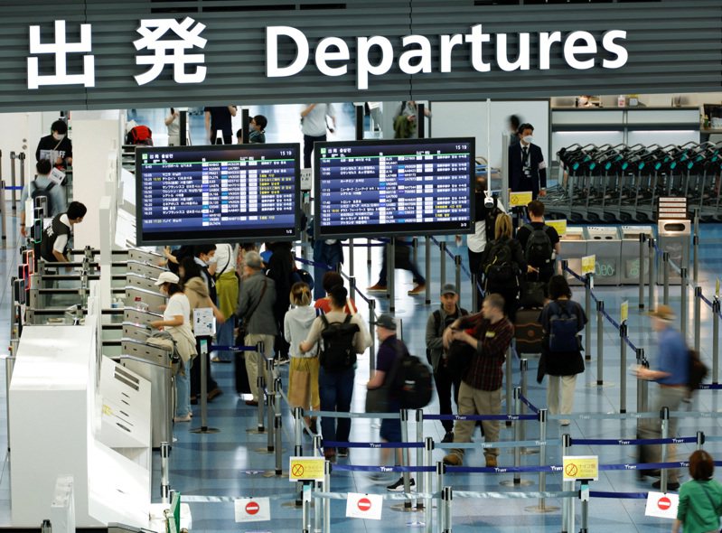 為防範觀光客鑽免稅漏洞的亂象，日本政府研擬未來觀光客必須在機場辦理退稅。圖為東京羽田機場。路透
