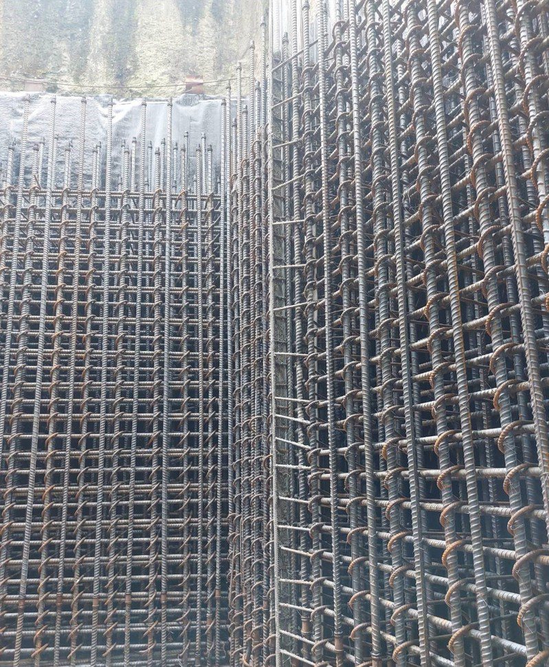 北捷貼出施工照片，畫面中只見一排排綁得十分密實的鋼筋。 擷自台北市政府捷運局第二區工程處臉書官網