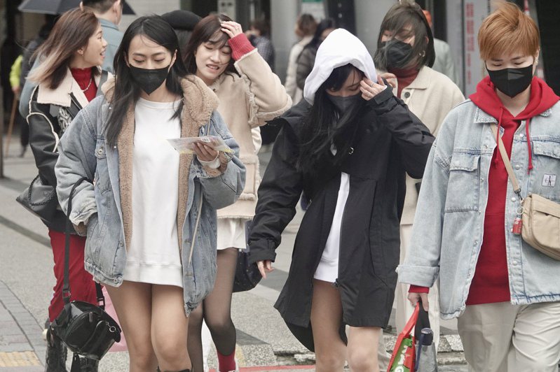 這個冬天經常冷熱交替，有網友表示走在路上，可以看到台灣人穿出一年四季的風格。聯合報系資料照片／記者林俊良攝影
