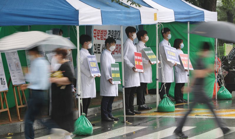 南韓政府今天舉行國務會議，決議撥用1285億韓元（約新台幣31億元）預備金，填補住院醫師罷工帶來的醫療空缺及混亂。歐新社