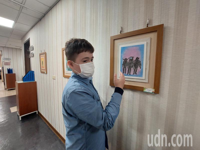 林子陽最喜歡的畫，是他和師長、朋友與藥物等一起對抗癌症的作品。記者陳敬丰／攝影