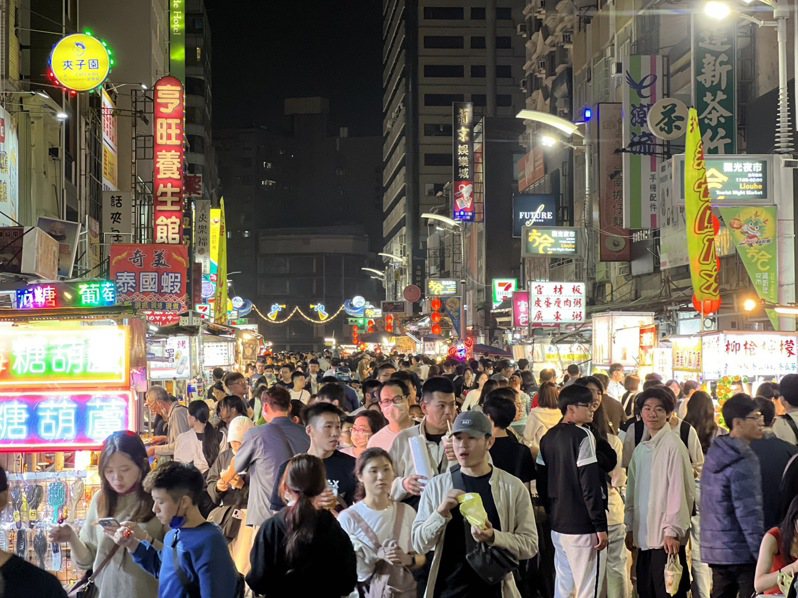 台灣夜市販售許多特色小吃，除了國人喜歡，也吸引大量的外國遊客。示意圖，聯合報系資料照